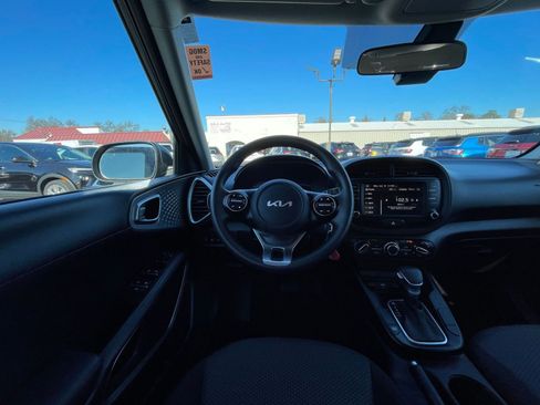 Used 2025 Kia Soul LX w/ LX Technology Package image 32