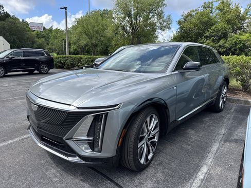 Used 2025 Cadillac Lyriq Luxury w/ LPO, Floor Liner Package AWD/4WD image 1