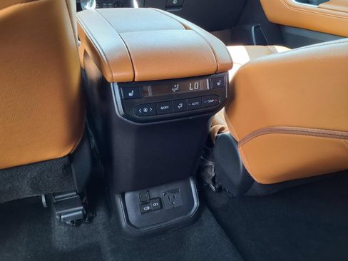 Used 2024 Toyota Highlander Platinum AWD/4WD image 14
