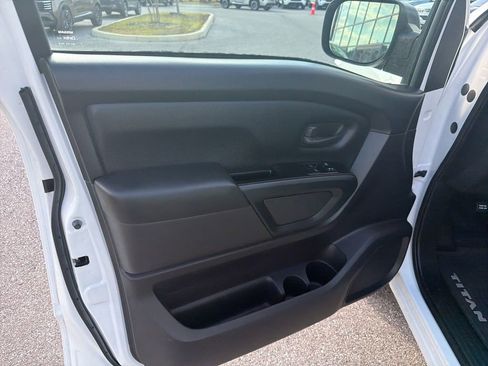 Used 2022 Nissan Titan S image 11