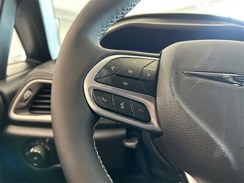 New 2025 Chrysler Pacifica Select image 18