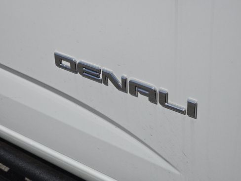 Used 2017 GMC Canyon Denali image 2