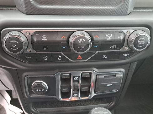 Used 2021 Jeep Gladiator Willys image 22