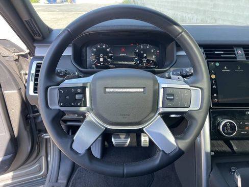 Used 2024 Land Rover Discovery Dynamic SE AWD/4WD image 17