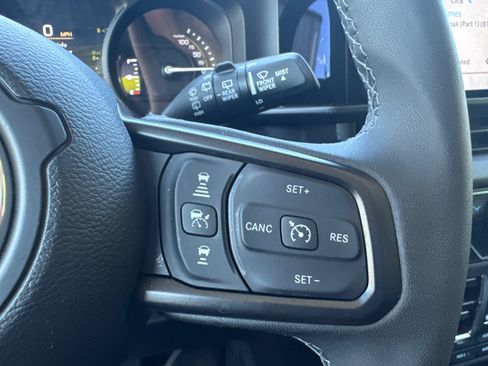 Used 2025 Jeep Wrangler Willys AWD/4WD image 32