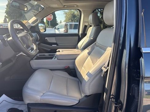 Used 2025 Ford Expedition Active RWD image 9