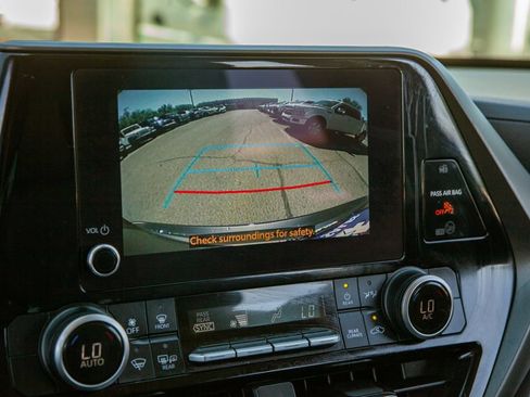 Used 2023 Toyota Highlander LE FWD image 15