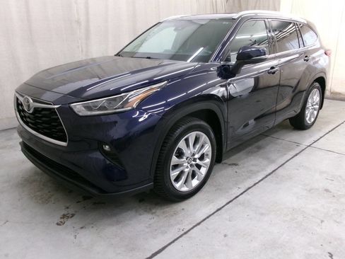 Used 2021 Toyota Highlander Limited AWD/4WD image 2