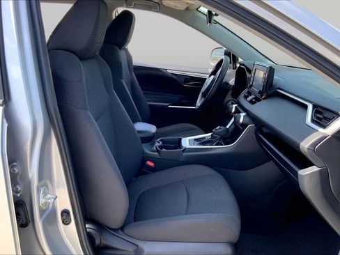 Used 2019 Toyota RAV4 LE FWD image 9
