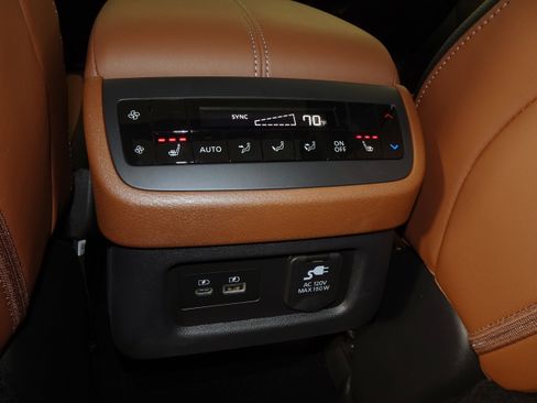 New 2025 Nissan Pathfinder Platinum image 38