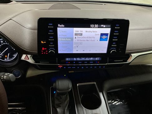 Used 2021 Toyota Sienna Limited image 7