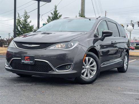 Used 2018 Chrysler Pacifica Touring-L image 2