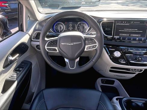 Used 2024 Chrysler Pacifica Touring-L image 8