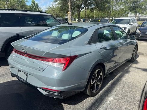 Used 2023 Hyundai Elantra Limited w/ Preferred Accessory Package FWD image 3