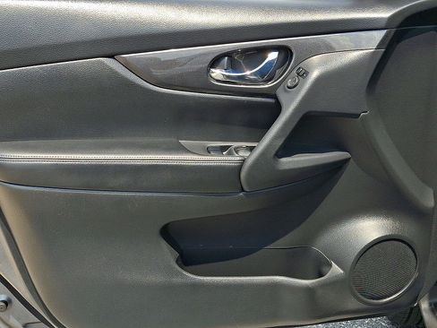 Used 2017 Nissan Rogue SV AWD/4WD image 13