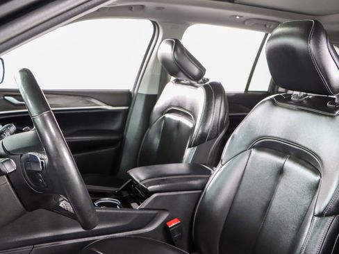 Used 2023 Jeep Grand Cherokee Limited image 24