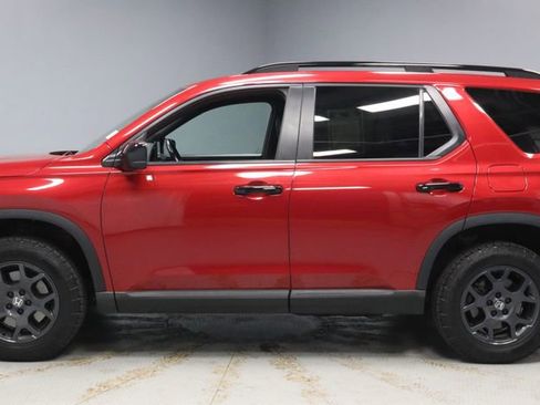 Used 2025 Honda Pilot TrailSport image 8
