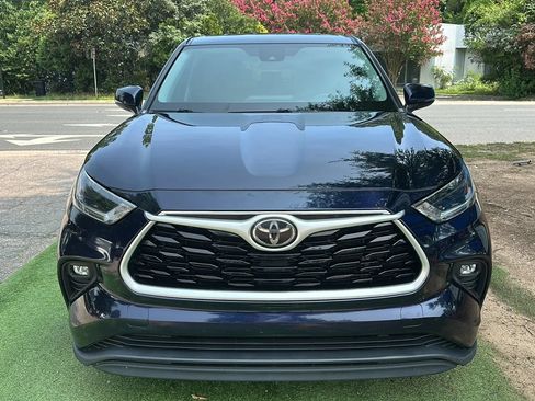 Used 2021 Toyota Highlander LE FWD image 2