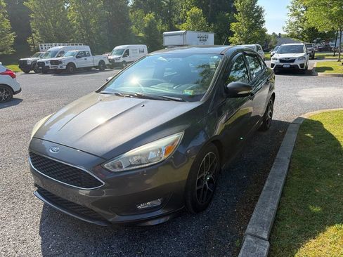 Used 2016 Ford Focus SE w/ SE Sport Package FWD image 3