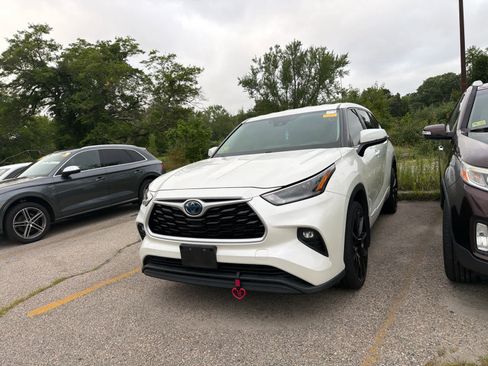Used 2021 Toyota Highlander LE AWD/4WD image 7