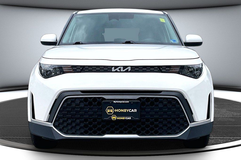 Used 2023 Kia Soul LX w/ Option Group 015 FWD image 2