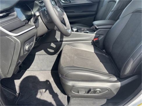 New 2025 Jeep Grand Cherokee L Altitude image 10