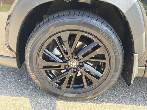 Used 2024 Toyota Corolla Cross AWD Hybrid w/ Moonroof Package image 11