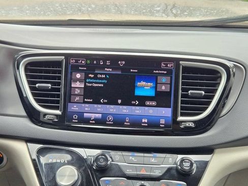 Used 2023 Chrysler Pacifica Touring-L FWD image 18