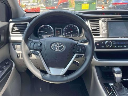 Used 2017 Toyota Highlander XLE AWD/4WD image 14