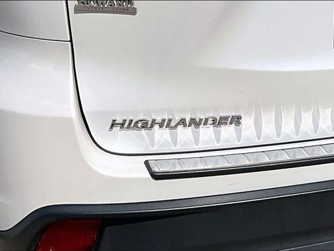 Used 2017 Toyota Highlander Plus FWD image 30