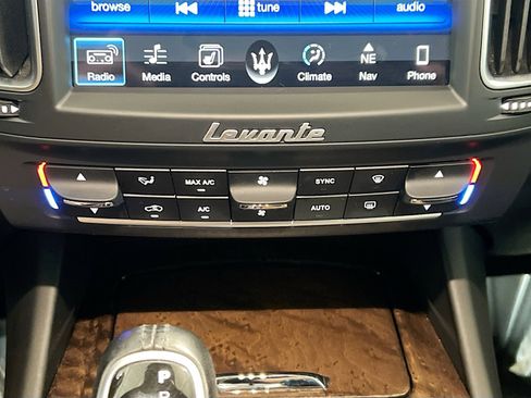 Used 2017 Maserati Levante w/ Luxury Package AWD/4WD image 12
