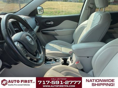 Used 2019 Jeep Cherokee Limited w/ Technology Group FWD image 8