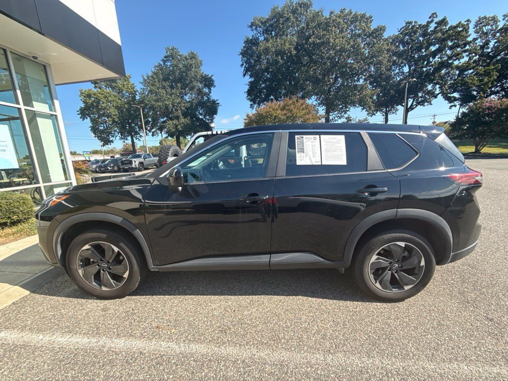 Used 2024 Nissan Rogue SV AWD/4WD image 2