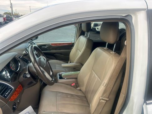 Used 2015 Chrysler Town & Country Touring w/ Driver Convenience Group image 18