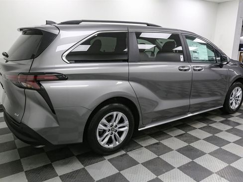 New 2026 Toyota Sienna XLE image 8