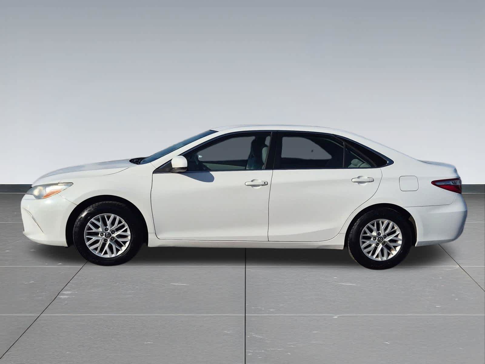 Used 2016 Toyota Camry LE FWD image 3