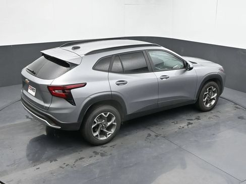 Used 2025 Chevrolet Trax LT FWD image 27