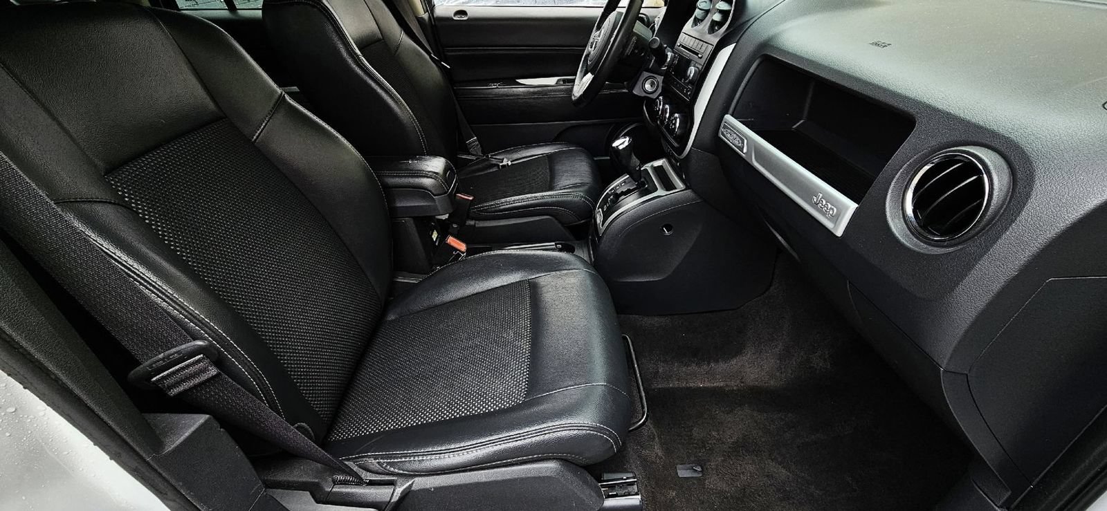 Used 2017 Jeep Compass Latitude FWD image 10