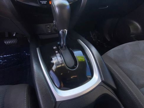 Used 2016 Nissan Rogue SV FWD image 11