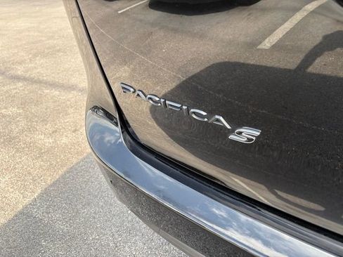 Used 2025 Chrysler Pacifica Limited image 21