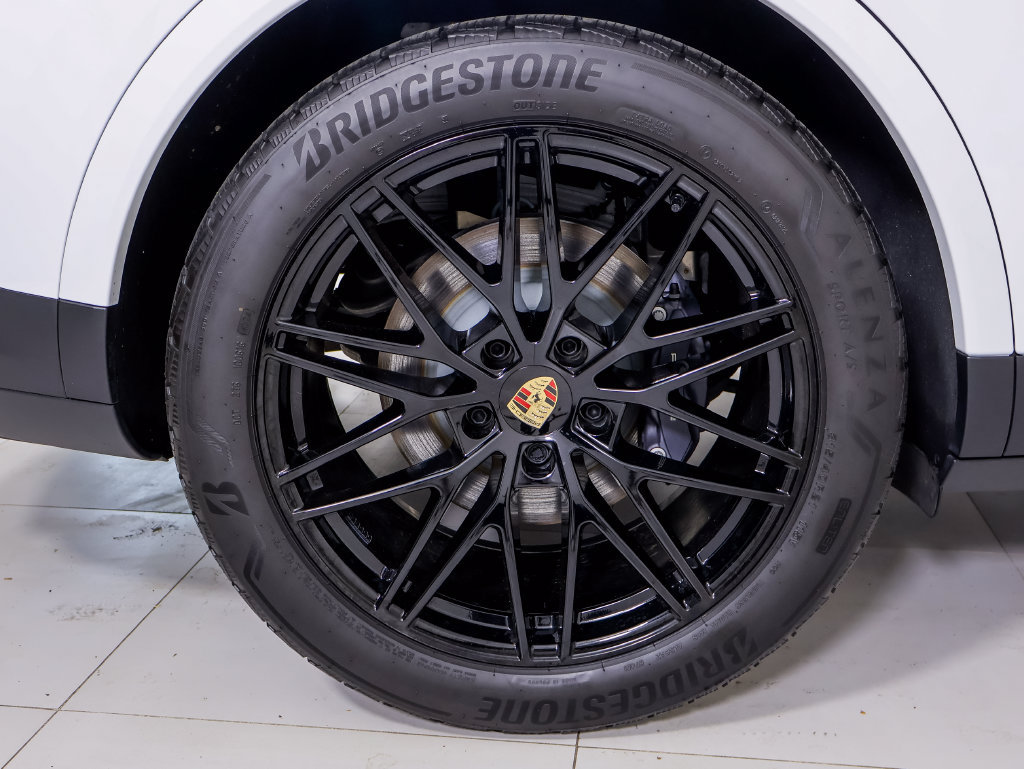 Certified 2025 Porsche Cayenne E-Hybrid Coupe AWD/4WD image 24