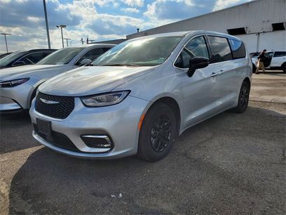 Used 2024 Chrysler Pacifica Touring-L