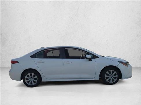Used 2022 Toyota Corolla LE FWD image 4