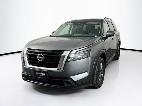 Used 2025 Nissan Pathfinder SV FWD image 3