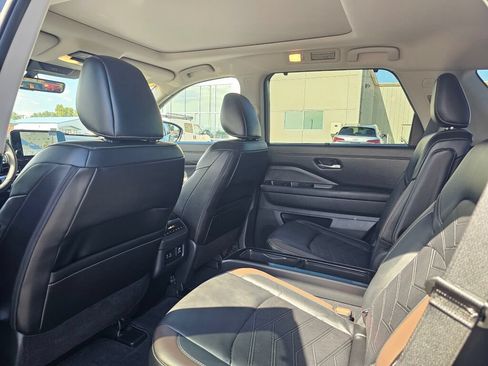 Used 2025 Nissan Pathfinder Platinum AWD/4WD image 11
