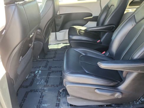Used 2023 Chrysler Pacifica Touring-L FWD image 10