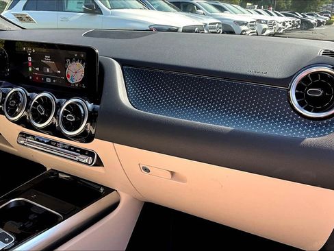 Used 2025 Mercedes-Benz GLA 250 4MATIC image 16