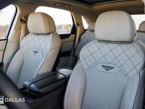Used 2022 Bentley Bentayga image 22