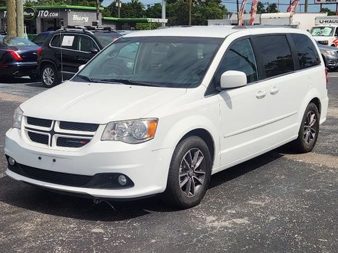 Used 2017 Dodge Grand Caravan SXT FWD image 2