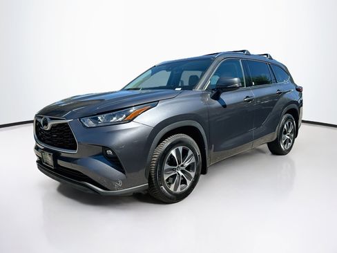 Used 2020 Toyota Highlander XLE AWD/4WD image 3